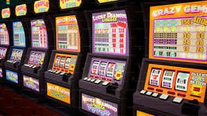 kbz55 App Interface Myanmar ဖုန်းပေါ်တွင် Slots Games Live Casino ကစားနေသောပုံ